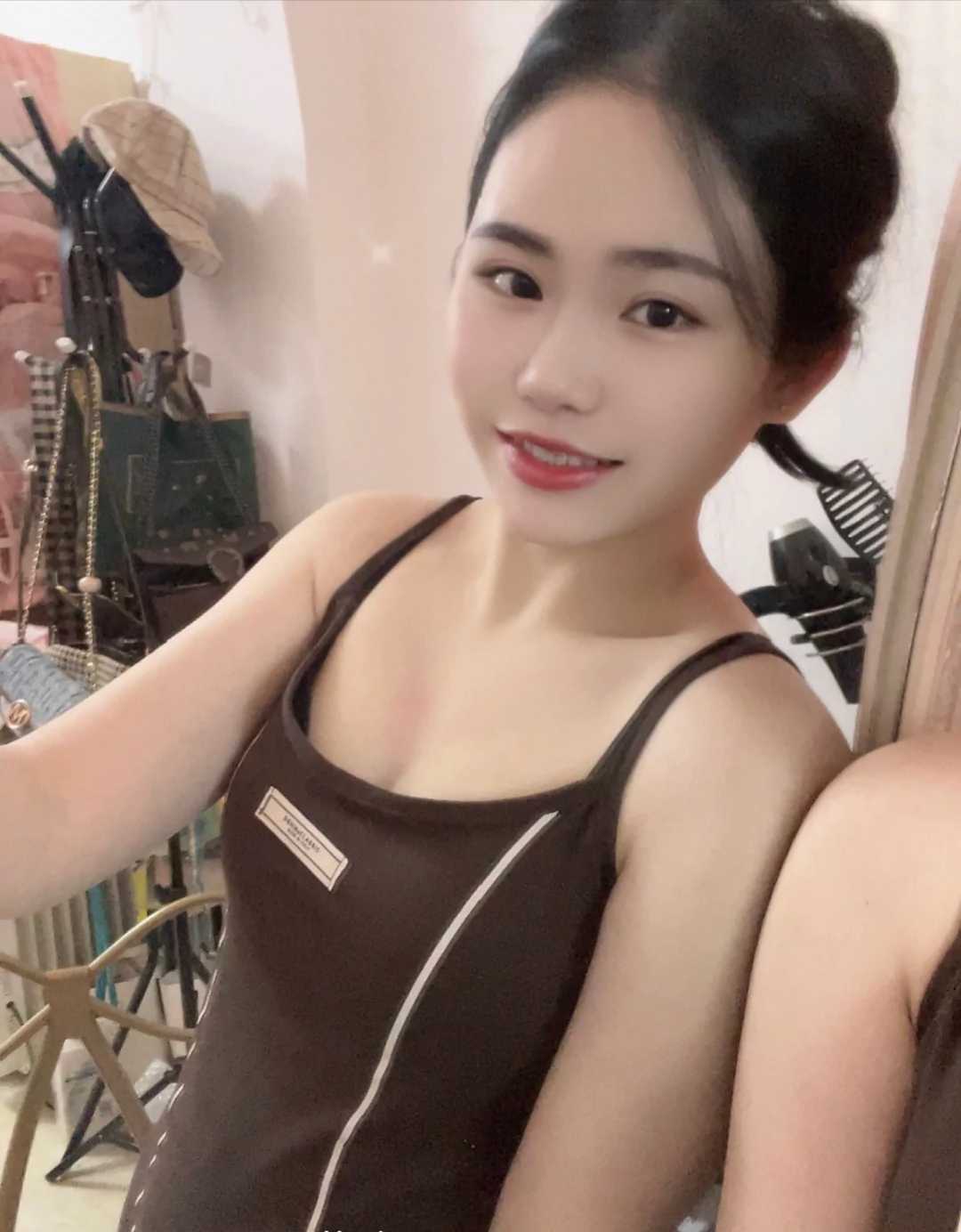 貌美肤白兼职学生妹妹